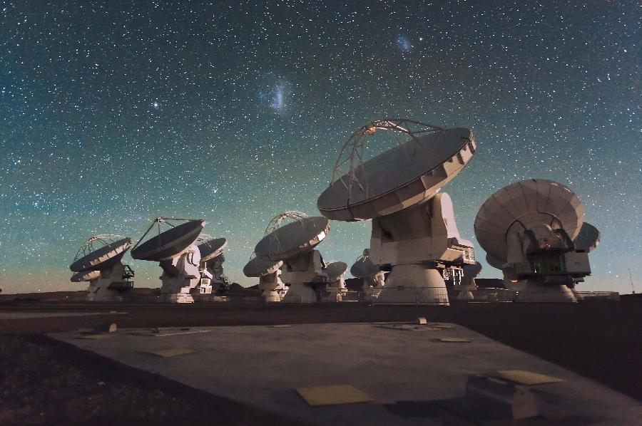 Image provided by the European Southern Observatory (ESO) on March 12, 2013, shows antennas of the Atacama Large Millimetre/Submillimetre Array (ALMA) project which aims to develop a telescope without parallel in the world. ALMA project is an international astronomical facility located 5,000 meters above Andes' El Llano de Chajnantor's plateau, some 50 km of San Pedro de Atacama in Chile's Second Region, in Antofagasta. The ALMA, an international partnership project between Europe, Japan and the United States, with the cooperation of Chile, is presently the largest astronomical project in the world and it will be inaugurated in Chile on March 13, 2013 to celebrate his transformation from a construction project to an observatory. (Xinhua/ESO)