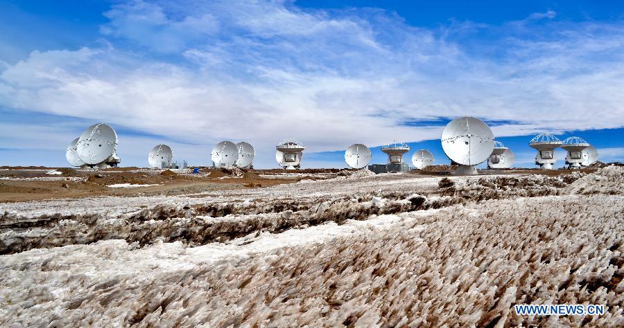 Image provided by the European Southern Observatory (ESO) on March 12, 2013, shows 16 antenna of the Atacama Large Millimetre/Submillimetre Array (ALMA), which has twelve meters in diameter and made in Europe, being transported to the site of radio astronomy observatory's antenna array operations. ALMA project is an international astronomical facility located 5,000 meters above Andes' El Llano de Chajnantor's plateau, some 50 km of San Pedro de Atacama in Chile's Second Region, in Antofagasta. The ALMA, an international partnership project between Europe, Japan and the United States, with the cooperation of Chile, is presently the largest astronomical project in the world and it will be inaugurated in Chile on March 13, 2013 to celebrate his transformation from a construction project to an observatory. (Xinhua/ESO) 