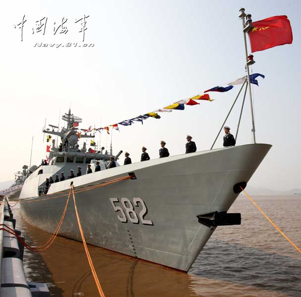 The picture shows a scene of the "Bengbu" guided missile frigate.(navy.81.cn/Qian Xiaohu, Dai Zongfeng)