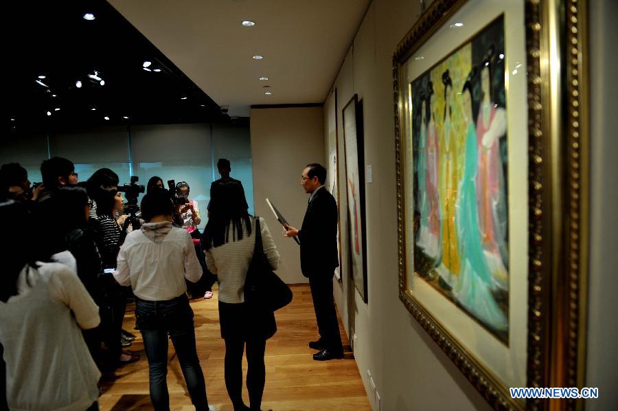 A working staff from the Sotheby's introduces artworks to media in Hong Kong, south China, March 13, 2013. Sotheby's 2013 spring sales of fine Chinese paintings will be held on April 5 in Hong Kong. Over 300 pieces of artworks with a total value of more than 130 million Hong Kong dollars (about 16.6 million U.S. dollars) will be on display. (Xinhua/Chen Xiaowei)