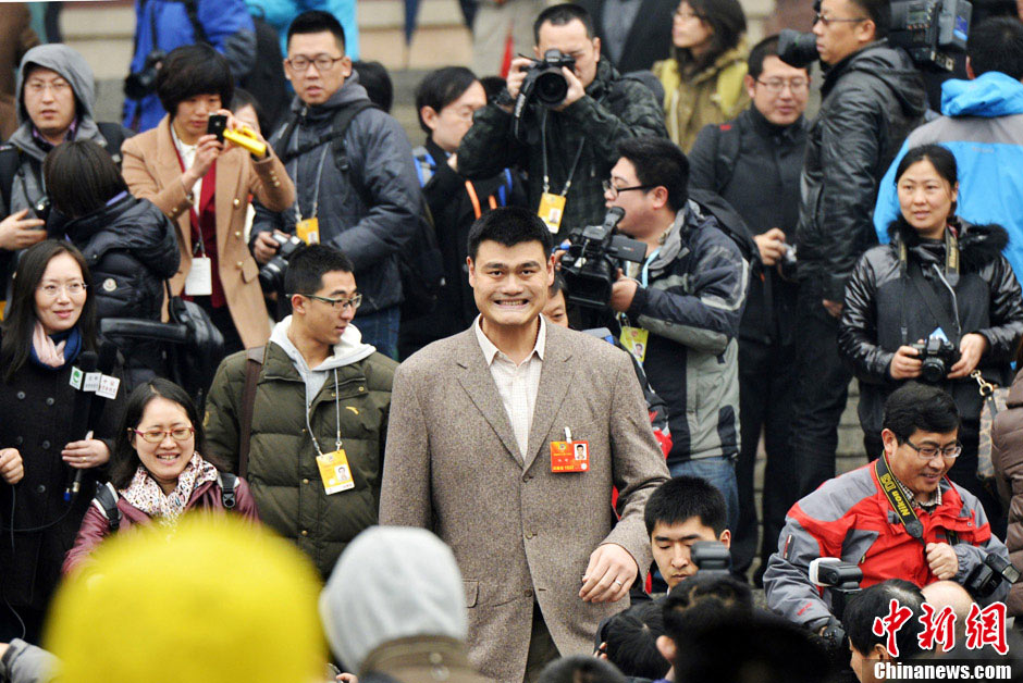 Photo shows Yao Ming, a member of the 12th National Committee of the Chinese People's Political Consultative Conference (CPPCC), has an uncomfortable look on his face after rushing out of the containment of the reporters. (Chinanews.com/ Wei Liang)
