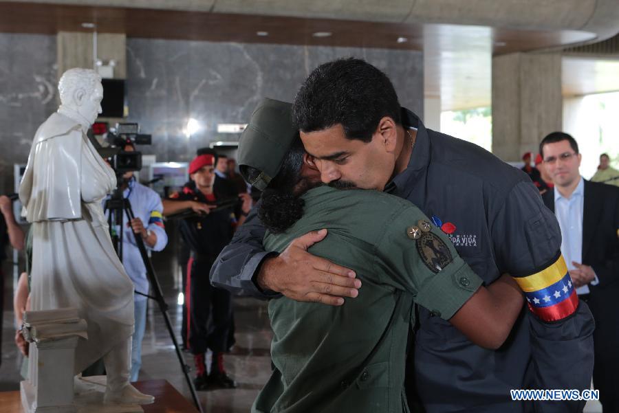 Image provided by Venezuela's Presidency shows Venezuela's acting President Nicolas Maduro (R) visiting the military high command in Caracas, capital of Venezuela, on March 13, 2013. (Xinhua) 