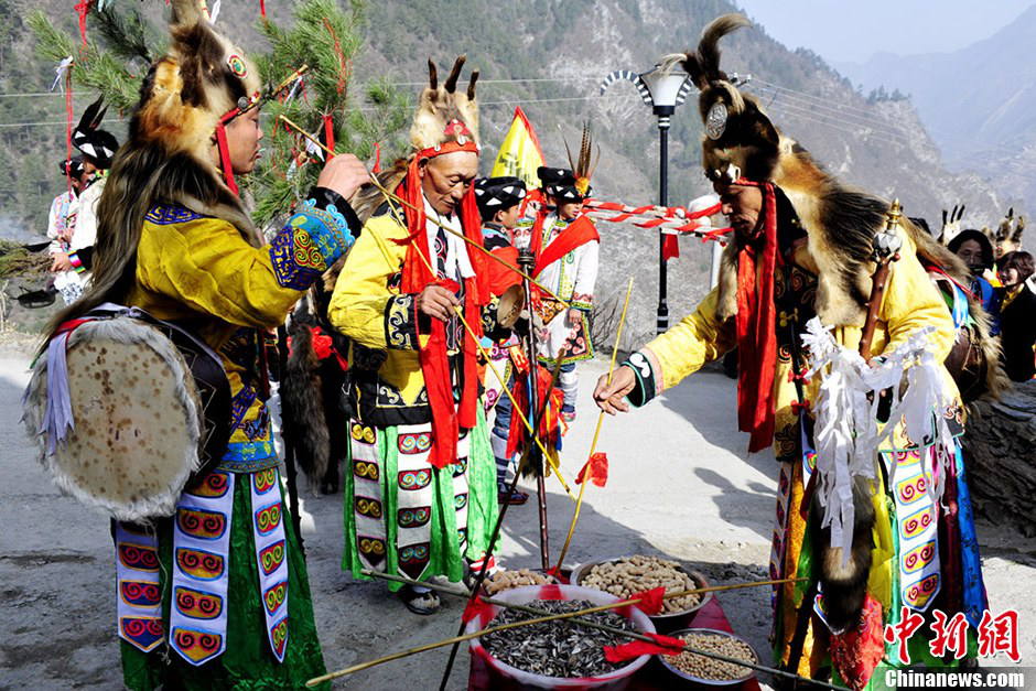 Local people of Qiang nationality gather together to worship the god of nature and pray for peace and prosperity of the year in Lixian county, southwest China's Sichuan province, March 13, 2013.  (Chinanews/An Yuan) 