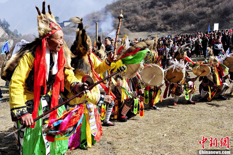 Men of Qiang nationality dressed in folk costumes dance during the celebration for the Guai Ru Festival in Lixian county, southwest China's Sichuan province, March 13, 2013. (Chinanews/An Yuan) 