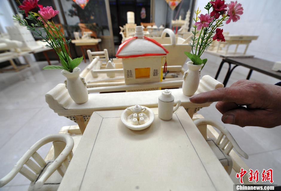 Zhao Dao shows his works at home on March 13, 2013. (CNS/Di Yujia )