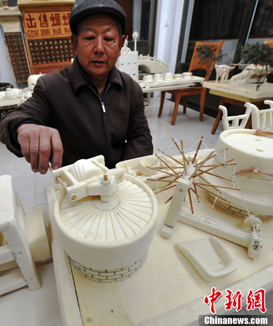 Zhao Dao shows his works at home on March 13, 2013. (CNS/Di Yujia )