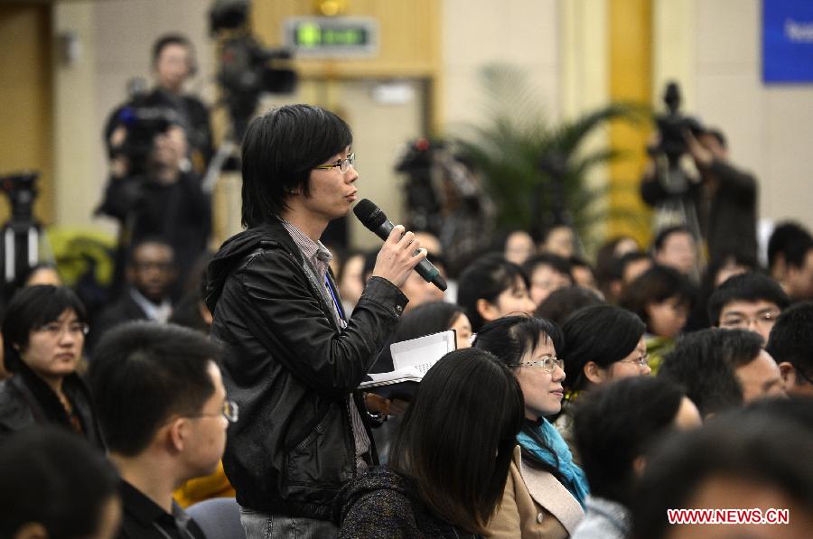 A journalist asks questions at a press conference on medical and healthcare system reform held by the first session of the 12th National People's Congress (NPC) in Beijing, capital of China, March 14, 2013. (Xinhua/Wang Peng)