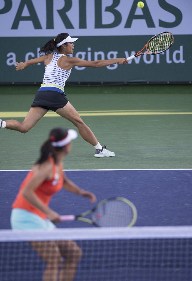 Hsieh Su-Wei (Back) of Chinese Taipei hits a return with Peng Shuai of China during the women's doubles quarterfinal match against Daniela Hantuchova of Slovakia and Anabel Medina Garrigues of Spain during the BNP Paribas Open in Indian Wells, California, March 13, 2013. Peng Shuai and Hsieh Su-Wei won 2-1 to enter the semifinal. (Xinhua/Yang Lei)