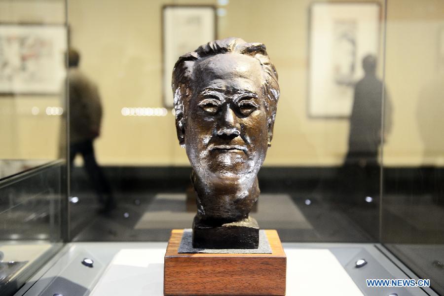 A head statue of inkwash painter Chen Dayu (1912-2001) is displayed during the exhibition "No End for Art" at the Zhejiang Art Museum in Hangzhou, capital of east China's Zhejiang Province, March 14, 2013. Some 140 pieces of Chen Dayu's inkwash paintings created between 1945 and 2001 were shown at the exhibition, which was inaugurated Thursday in Hangzhou. Chen was a student of Qi Baishi, another inkwash painting master, and specialised in drawing flowers and birds. (Xinhua/Li Zhong) 