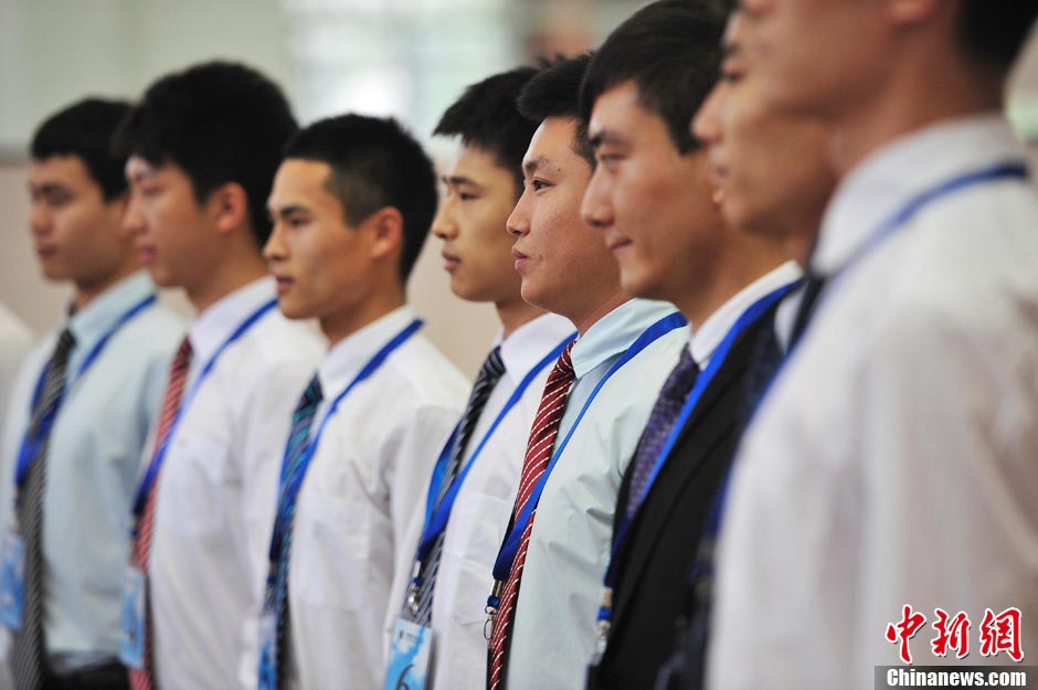 College students apply to become flight attendants for China Southern Airlines in Haikou, capital of South China's Hainan province, March 14, 2013. China Southern kicked off its 2013 recruitment in Haikou. It plans to recruit 96 flight attendants from Hainan, and altogether 1,000 from 12 cities across the country. (CNS/Luo Yunfei)