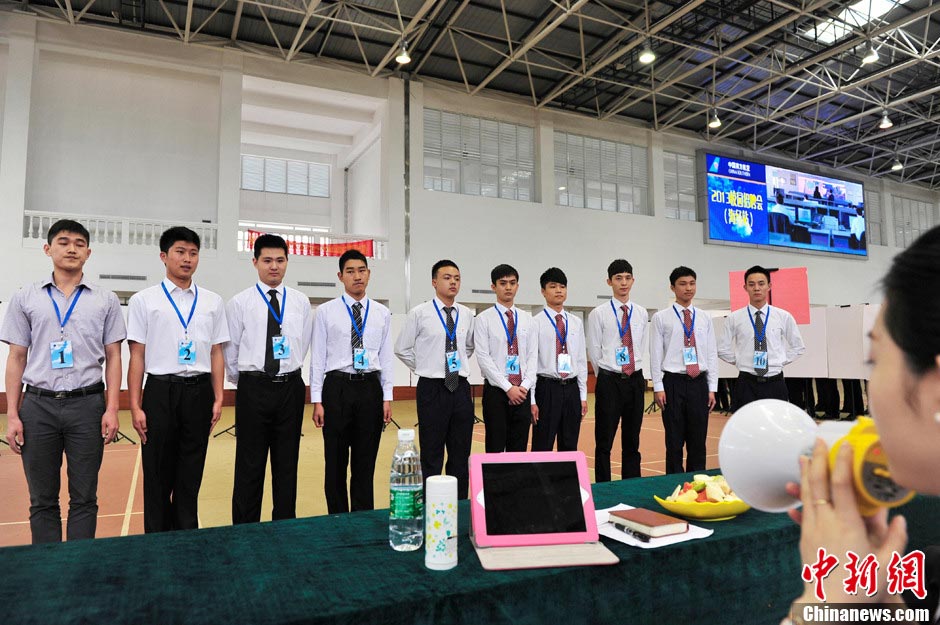 College students apply to become flight attendants for China Southern Airlines in Haikou, capital of South China's Hainan province, March 14, 2013. China Southern kicked off its 2013 recruitment in Haikou. It plans to recruit 96 flight attendants from Hainan, and altogether 1,000 from 12 cities across the country. (CNS/Luo Yunfei)