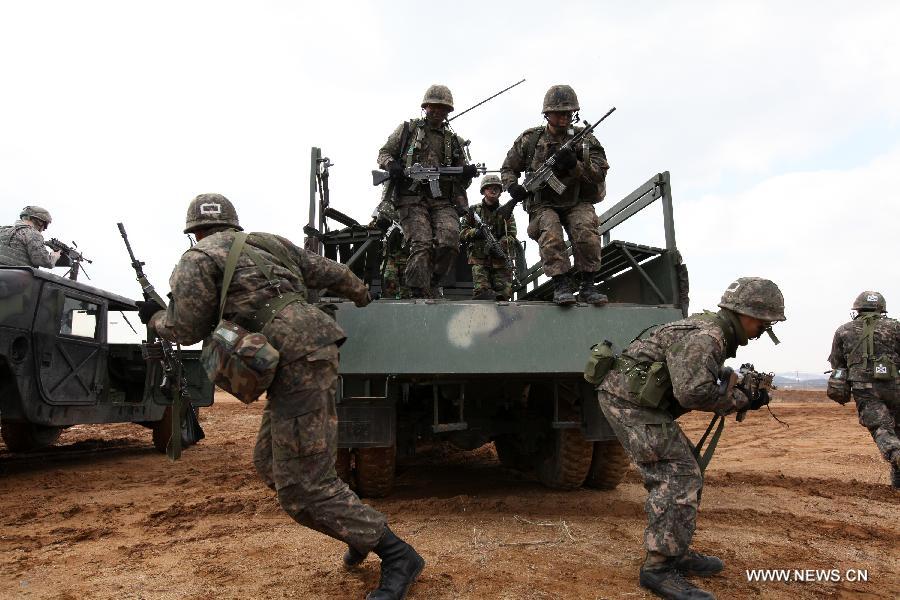 U.S. soldiers and South Korean soldiers participate in the joint military exercise Key Resolve in Pyeongtaek, South Korea, March 14, 2013. (Xinhua/Park Jin-hee) 