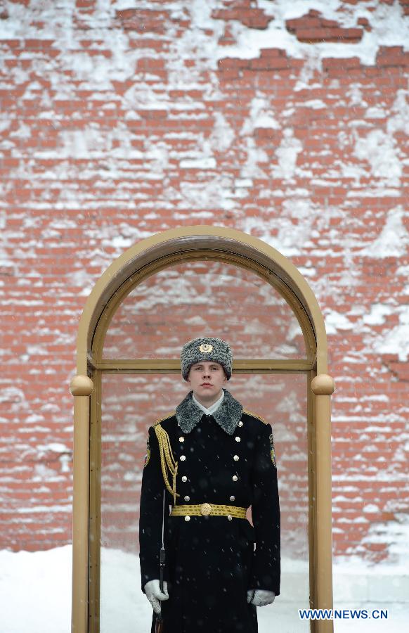 A guard stands outside the Kremlin Palace in Moscow, Russia, March 14, 2013. A rare heavy snowfall hit Moscow on Wednesday and Thursday, causing traffic jams and disturbing scheduled flights. (Xinhua/Jiang Kehong) 