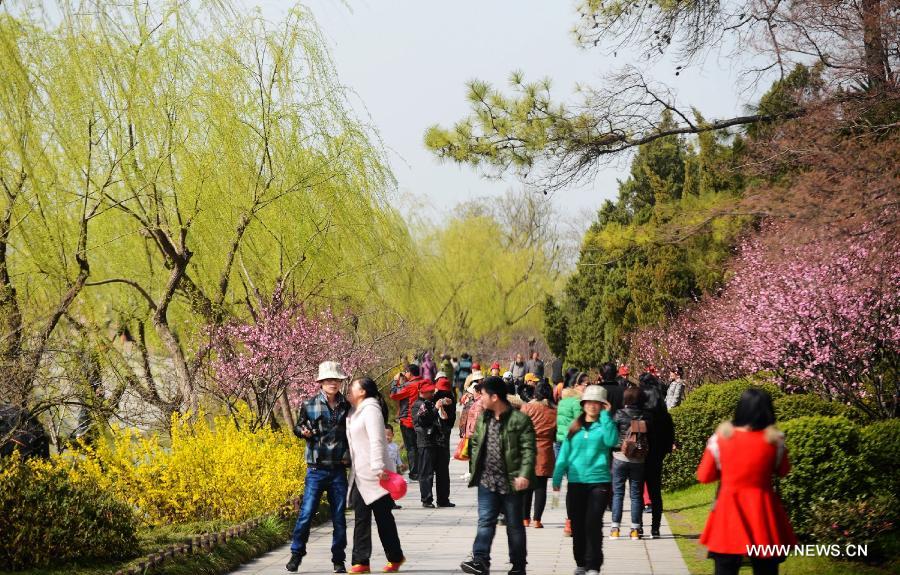 Visitors walk around along the Slender West Lake in Yangzhou, east China's Jiangsu Province, March 14, 2013. (Xinhua/Meng Delong) 