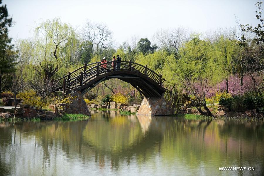 Photo taken on March 14, 2013 shows the spring scenery of the Slender West Lake in Yangzhou, east China's Jiangsu Province. (Xinhua/Meng Delong) 