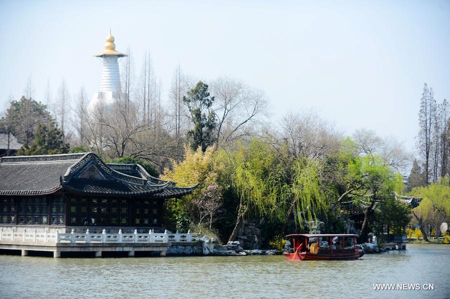 Photo taken on March 14, 2013 shows the spring scenery of the Slender West Lake in Yangzhou, east China's Jiangsu Province. (Xinhua/Meng Delong) 