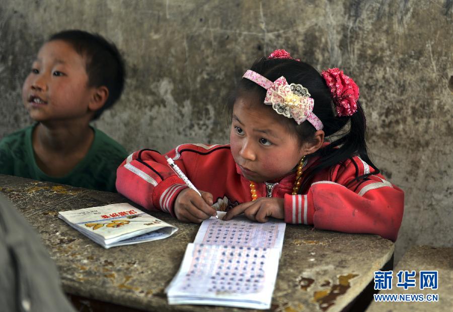 Students of Banpo School study in the classroom on March 11, 2013. (Xinhua/Peng Nian)