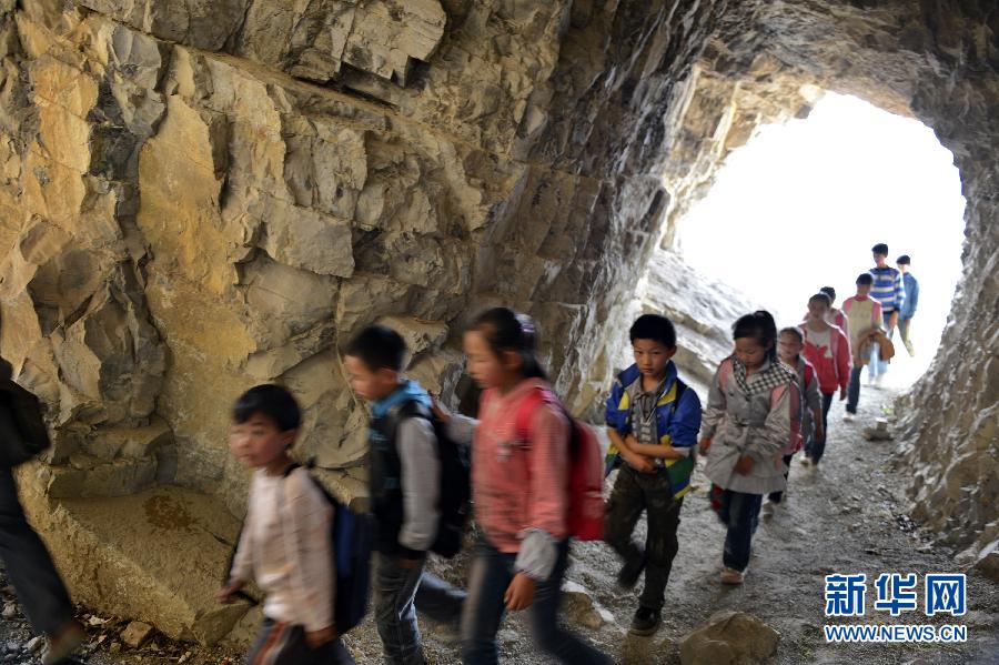 More than 20 pupils walk on a rugged path to Banpo primary school  on March 11, 2013. (Xinhua/Peng Nian)