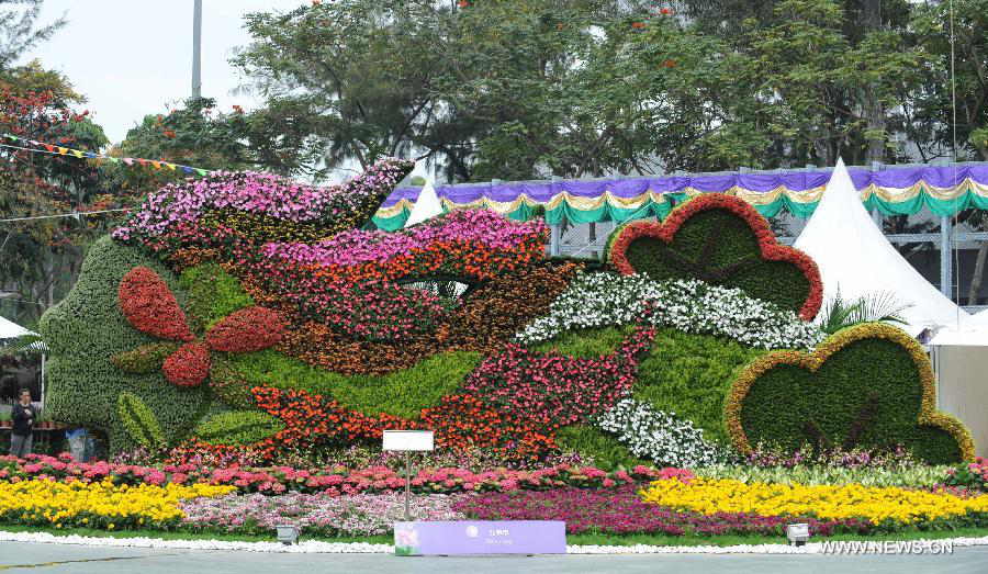 Photo taken on March 14, 2013 shows a large parterre displayed at a flower show in south China's Hong Kong. The 10-day Hong Kong Flower Show 2013, which will kick off on March 15, 2013 at Victoria Park, opened to media for a preview on Thursday. More than 200 organizations contributed some 350,000 flowers to the show. (Xinhua/Zhao Yusi) 