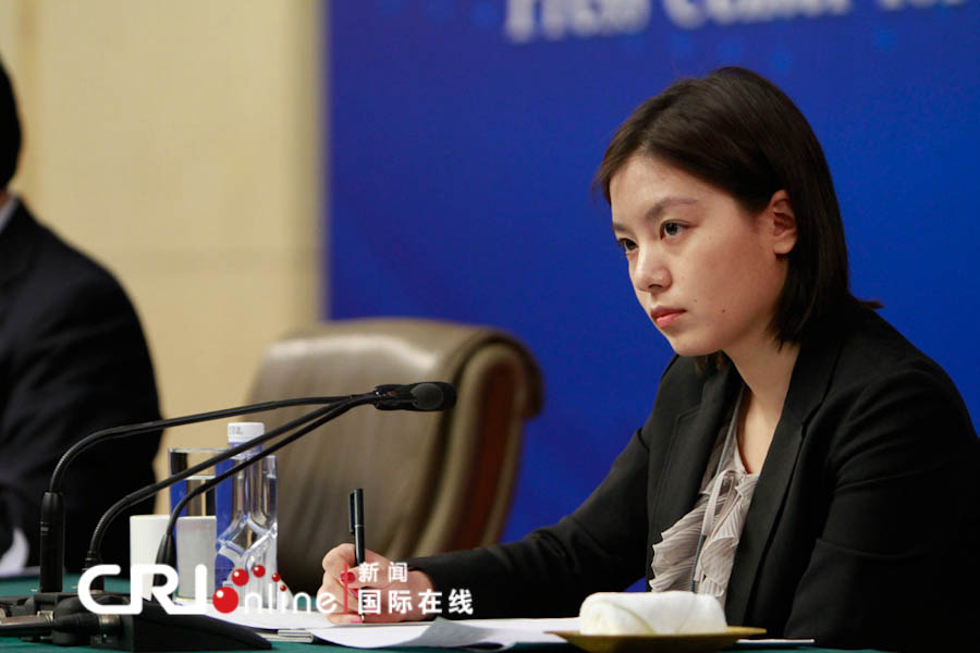 A female interpreter at a press conference of the first session of 12th NPC held in the Media Center on March 11, 2013 in Beijing. Her glamorous appearance has drawn public attention in recent days. (CRI/Shen Ti)