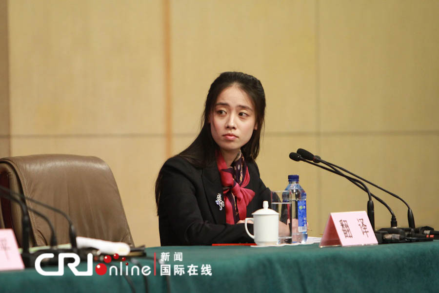 An interpreter at a press conference held by the Development and Reform Commission on March 6, 2013 in Beijing. (CRI/Shen Ti)