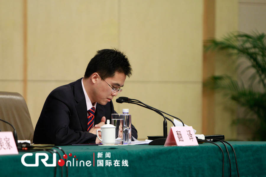 An interpreter at a press conference held by the Ministry of Agriculture. (CRI/Shen Ti)