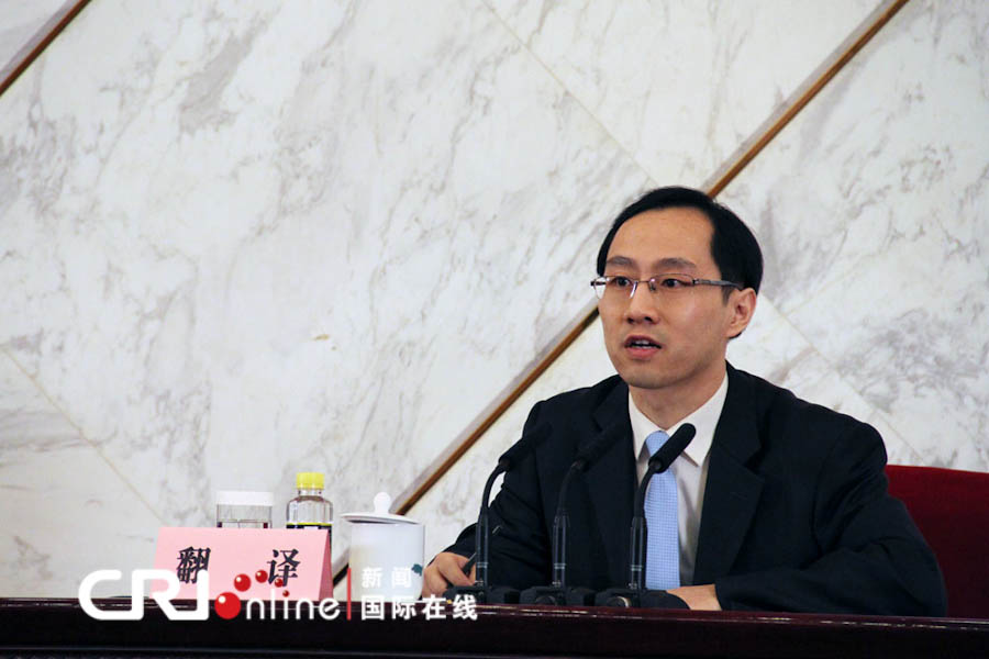 An interpreter at a press conference of the first session of the 12th NPC. (CRI/Shen Ti)