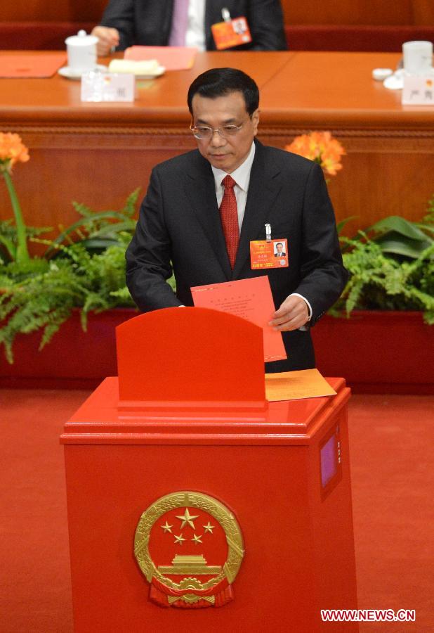 Li Keqiang casts his vote at the fifth plenary meeting of the first session of the 12th National People's Congress (NPC) at the Great Hall of the People in Beijing, capital of China, March 15, 2013. The meeting will vote to decide on the premier, as well as vice chairpersons and members of the Central Military Commission of the People's Republic of China. President of the Supreme People's Court and procurator-general of the Supreme People's Procuratorate will also be elected. (Xinhua/Wang Song)