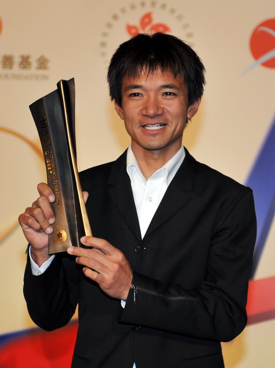 "Hong Kong Sportsmanship Sports Stars Award" winner, recently retired "Cycling Legend of Hong Kong" Wong Kam Po, shows his medal at the Hong Kong Convention and Exhibition Centre on March 14, 2013. (Xinhua/Lu Binghui)