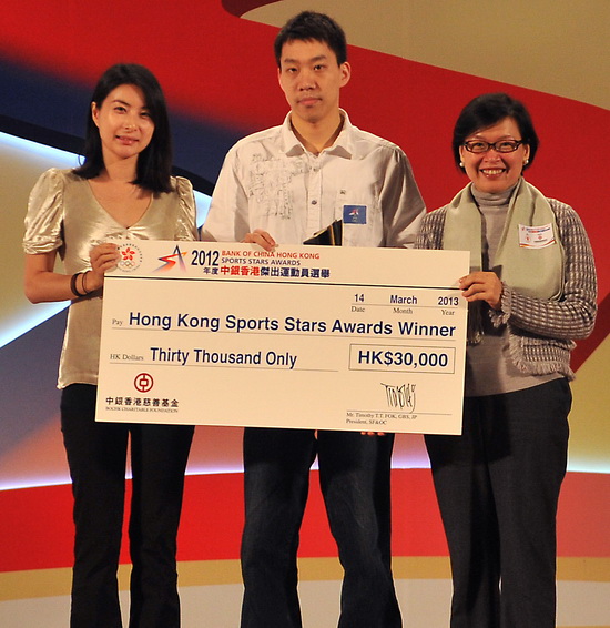 Former Chinese diving queen Guo Jingjing (L) awards the "Hong Kong Sports Stars" to Chinese table tennis player Jiang Tianyi (M) at the Hong Kong Convention and Exhibition Centre on March 14, 2013. (Xinhua/Chen Xiaowei)