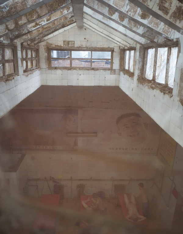 Natural light adds unique charm in the 6-meter-tall public bathhouse in Beijing. (Xinhua Photo/ Wang Shen)