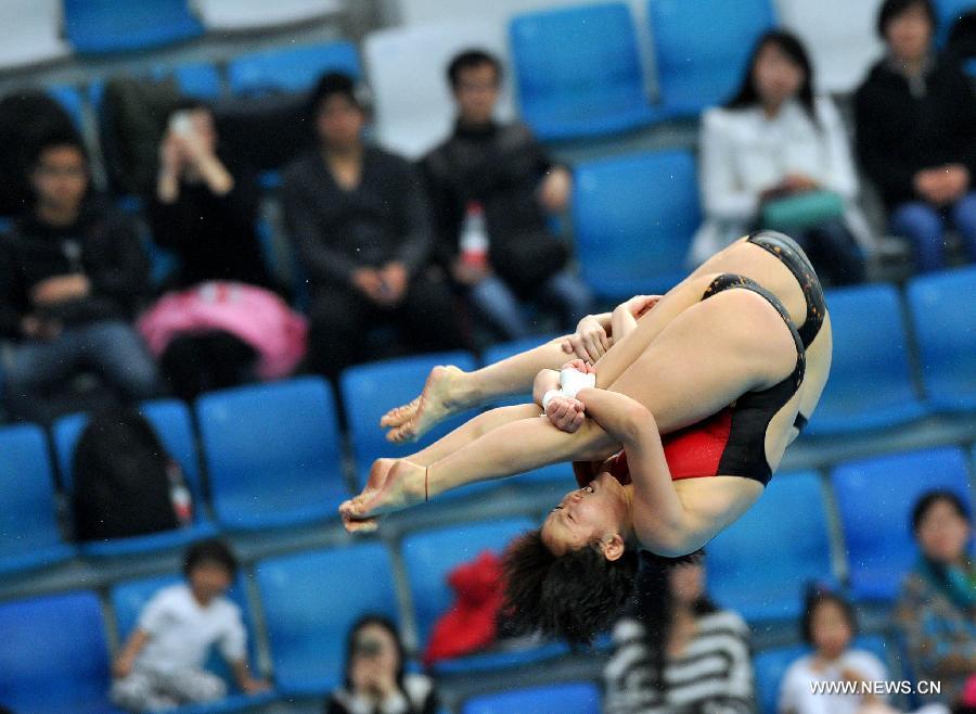 Chen Ruolin and Liu Huixia of China compete during the Women's 10m Platform Synchro Final in the FINA Diving World Series 2011-Beijing at National Aquatics Center in Beijing, China, March 15, 2013. Chen and Liu won the gold medal with 351.78 points. (Xinhua/Gong Lei) 