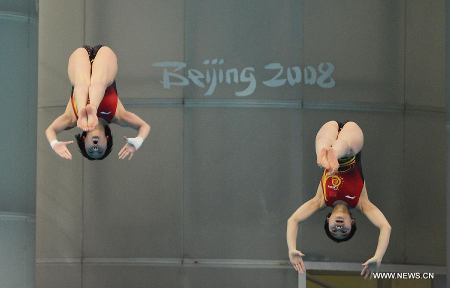 Chen Ruolin and Liu Huixia of China compete during the Women's 10m Platform Synchro Final in the FINA Diving World Series 2011-Beijing at National Aquatics Center in Beijing, China, March 15, 2013. Chen and Liu won the gold medal with 351.78 points.(Xinhua/Tao Xiyi)