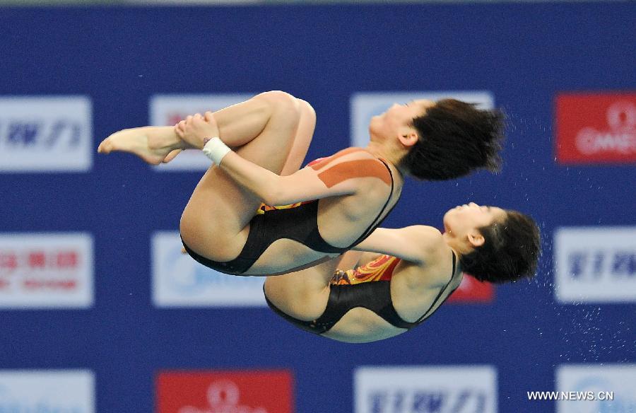 Chen Ruolin and Liu Huixia of China compete during the Women's 10m Platform Synchro Final in the FINA Diving World Series 2011-Beijing at National Aquatics Center in Beijing, China, March 15, 2013. Chen and Liu won the gold medal with 351.78 points. (Xinhua/Cao Can)
