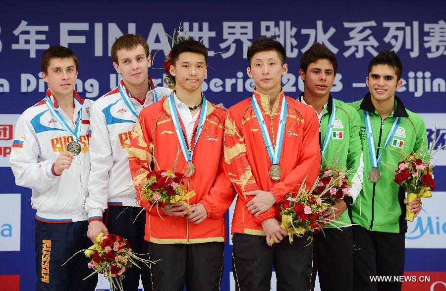 Gold medalists Lin Yue and Chen Aisen (C) from China, silver medalists Victor Minibaev and Artem Chesakov (L) from Russia, bronze medalists Ivan Garcia and Adan Zuniga from Mexico pose during the awarding ceremony of the Men's 10m Platform Synchro Final in the FINA Diving World Series 2011-Beijing at National Aquatics Center in Beijing, China, March 15, 2013. (Xinhua/Tao Xiyi)