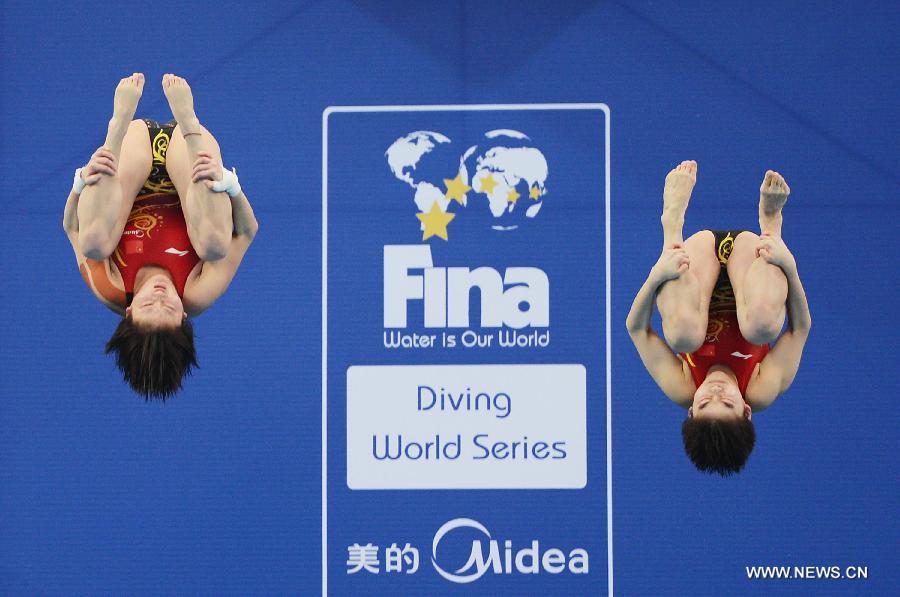 Chen Ruolin and Liu Huixia of China compete during the Women's 10m Platform Synchro Final in the FINA Diving World Series 2011-Beijing at National Aquatics Center in Beijing, China, March 15, 2013. Chen and Liu won the gold medal with 351.78 points. (Xinhua/Tao Xiyi)