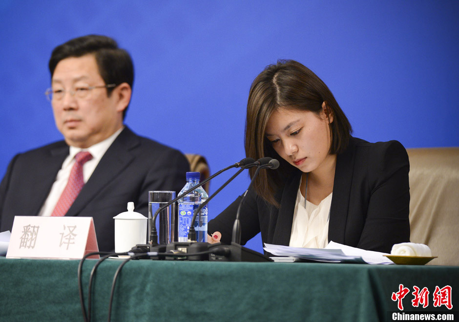 The first Session of the 12th National People’s Congress holds a press conference on March 14, 2013. The interpreter has drawn public attention for her elegant appearance. (Chinanews.com/ Liu Zhen)  