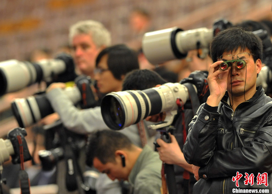 Photo shows journalists taking photos with various kinds of cameras. (Chinanews.com/ Jia Guorong)