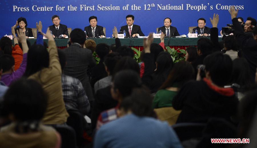 Journalists raise hands to ask questions at a news conference on environmental protection and construction of ecological civilization held by the first session of the 12th National People's Congress in Beijing, capital of China, March 15, 2013. (Xinhua/Wang Peng)