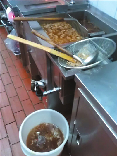 Temperature does not meet the standard for boiling food in a Yoshinoya’s restaurant located in Chongwenmenwai Dajie, Chaoyang district. (Beijing Times) 