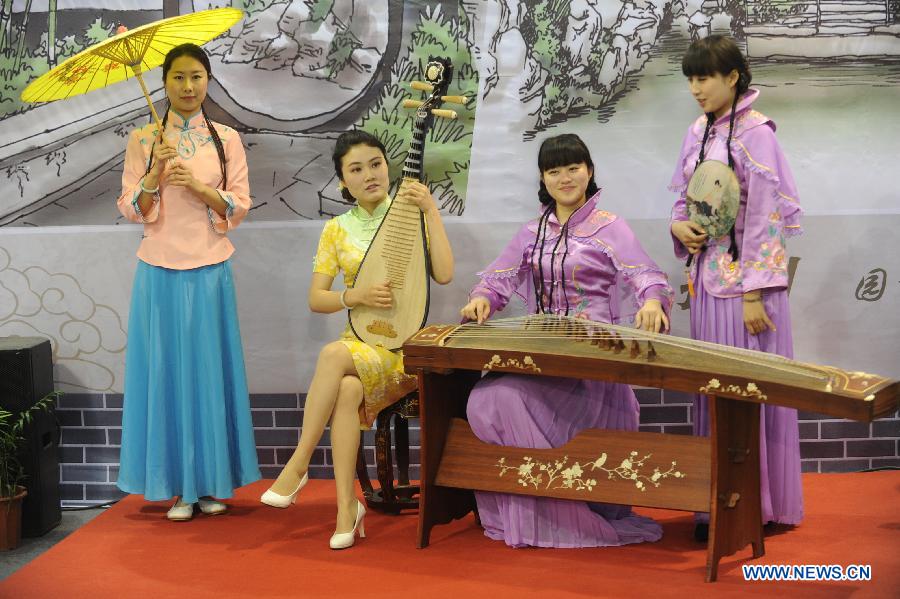 Performers promote tourism products by music during the 2013 China International Exhibition for Caravanning, Motoring, Tourism (CMT China) in Nanjing, capital of east China's Jiangsu Province, March 15, 2013. The three-day exhibition, with the participation of 289 exhibitors from 28 countries and regions, opened in Nanjing Friday. (Xinhua/Shen Peng)