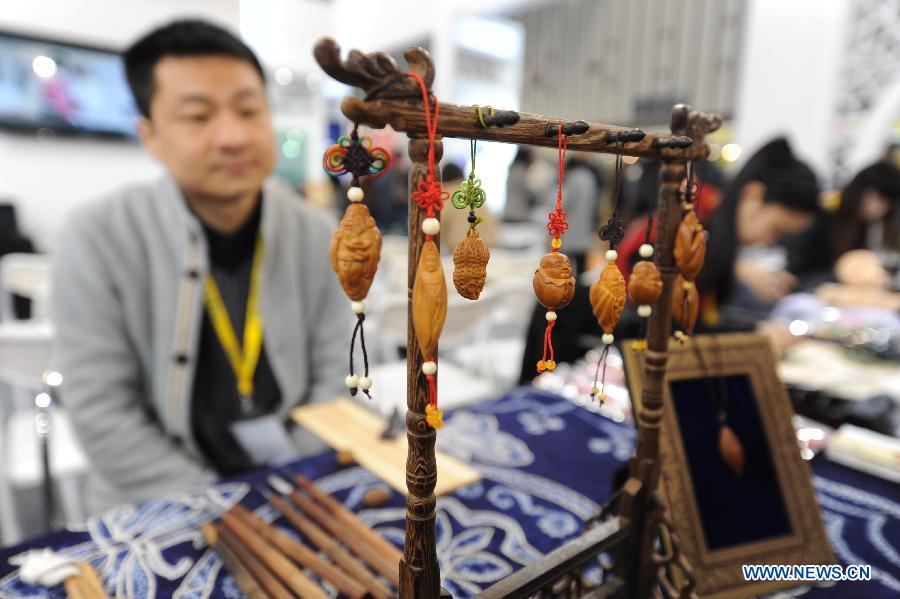 Photo taken on March 15, 2013 shows ornaments made of olive pit during the 2013 China International Exhibition for Caravanning, Motoring, Tourism (CMT China) in Nanjing, capital of east China's Jiangsu Province, March 15, 2013. The three-day exhibition, with the participation of 289 exhibitors from 28 countries and regions, opened in Nanjing Friday. (Xinhua/Shen Peng) 