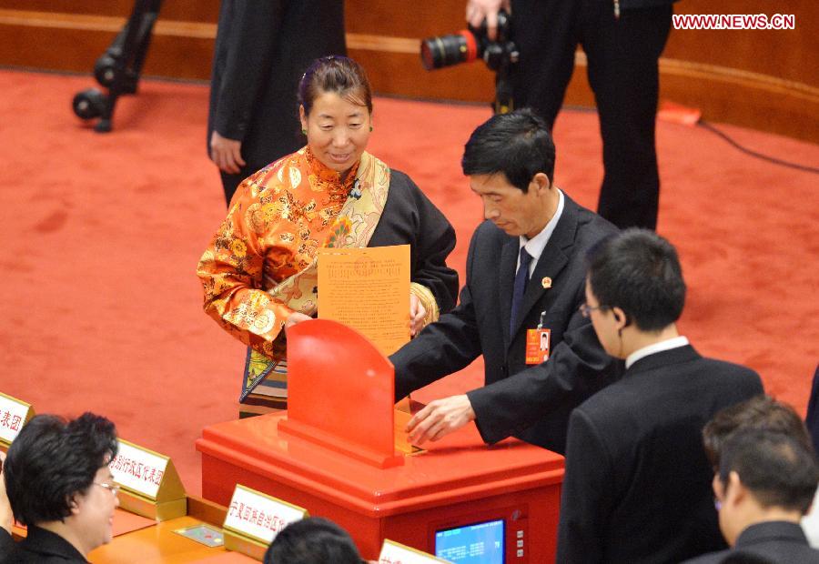 A deputy casts his vote during the sixth plenary meeting of the first session of the 12th National People's Congress (NPC) at the Great Hall of the People in Beijing, capital of China, March 16, 2013. (Xinhua/Wang Song) 