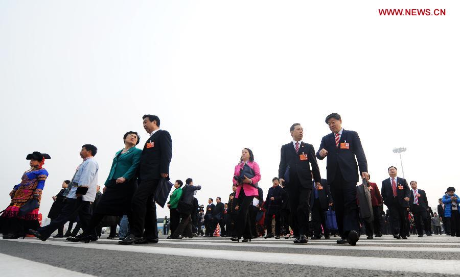 Deputies to the 12th National People's Congress (NPC) walk to the Great Hall of the People in Beijing, capital of China, March 17, 2013. The closing meeting of the first session of the 12th NPC will be held in Beijing on Sunday. (Xinhua/Yang Qing) 