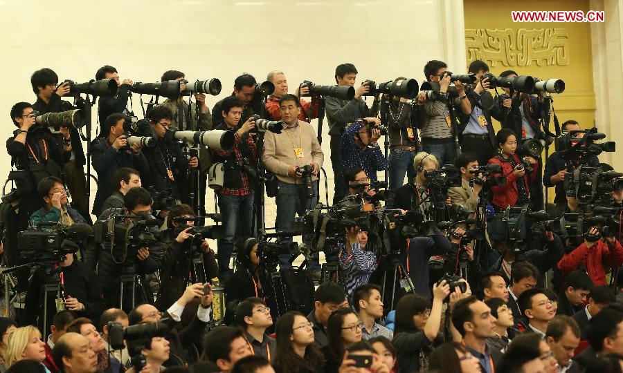 Journalists work at a press conference held after the closing meeting of the first session of the 12th National People's Congress (NPC) at the Great Hall of the People in Beijing, capital of China, March 17, 2013. Chinese Premier Li Keqiang and Vice Premiers Zhang Gaoli, Liu Yandong, Wang Yang and Ma Kai met the press and answered questions here on Sunday. (Xinhua/Liu Weibing) 