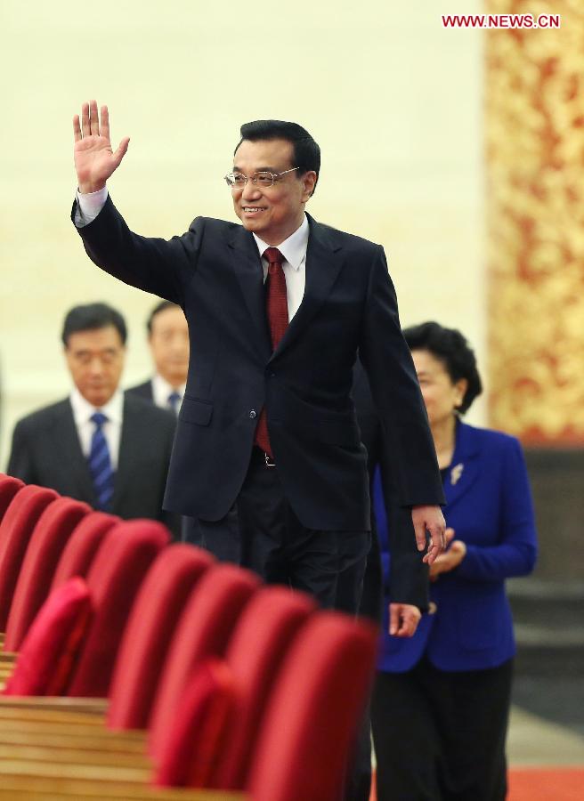 Chinese Premier Li Keqiang greets the journalists when arriving at a press conference after the closing meeting of the first session of the 12th National People's Congress (NPC) at the Great Hall of the People in Beijing, capital of China, March 17, 2013. Chinese Premier Li Keqiang and Vice Premiers Zhang Gaoli, Liu Yandong, Wang Yang and Ma Kai met the press and answered questions here on Sunday. (Xinhua/Yao Dawei)