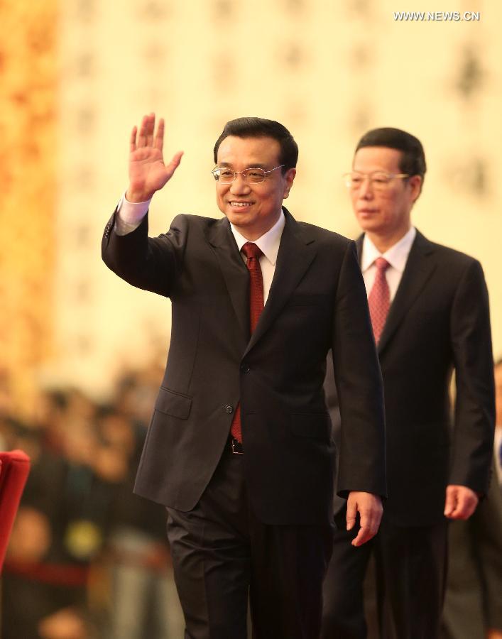 Chinese Premier Li Keqiang greets the journalists when arriving at a press conference after the closing meeting of the first session of the 12th National People's Congress (NPC) at the Great Hall of the People in Beijing, capital of China, March 17, 2013. Chinese Premier Li Keqiang and Vice Premiers Zhang Gaoli, Liu Yandong, Wang Yang and Ma Kai met the press and answered questions here on Sunday. (Xinhua/Ding Lin)