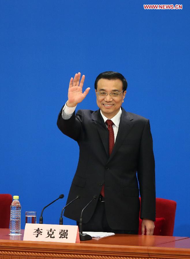 Chinese Premier Li Keqiang greets the journalists at a press conference after the closing meeting of the first session of the 12th National People's Congress (NPC) at the Great Hall of the People in Beijing, capital of China, March 17, 2013. Chinese Premier Li Keqiang and Vice Premiers Zhang Gaoli, Liu Yandong, Wang Yang and Ma Kai met the press and answered questions here on Sunday. (Xinhua/Chen Jianli) 