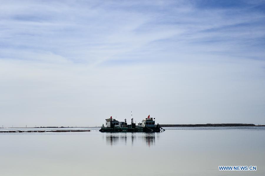 A salt mining ship is seen on duty on the Qarhan salt lake in Golmud, northwest China's Qinghai Province, March 15, 2013. The Qarhan salt lake, with a total area of 5,856 square kilometers, is the largest salt lake in China. The lake's abundant deposit of halide salts makes it a major mineral center. (Xinhua/Wu Gang) 