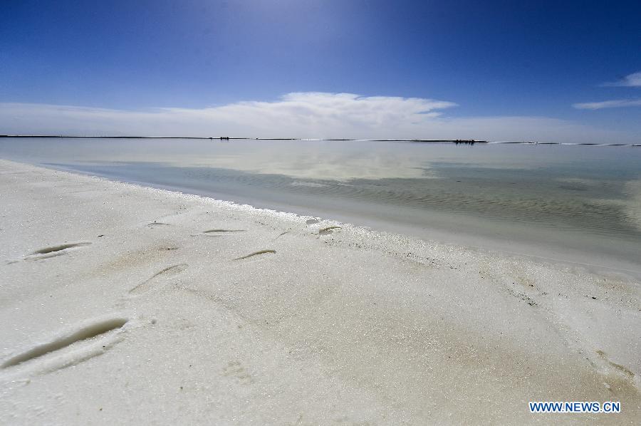 Photo taken on March 15, 2013 shows the scenery of the Qarhan salt lake in Golmud, northwest China's Qinghai Province. The Qarhan salt lake, with a total area of 5,856 square kilometers, is the largest salt lake in China. The lake's abundant deposit of halide salts makes it a major mineral center. (Xinhua/Wu Gang) 